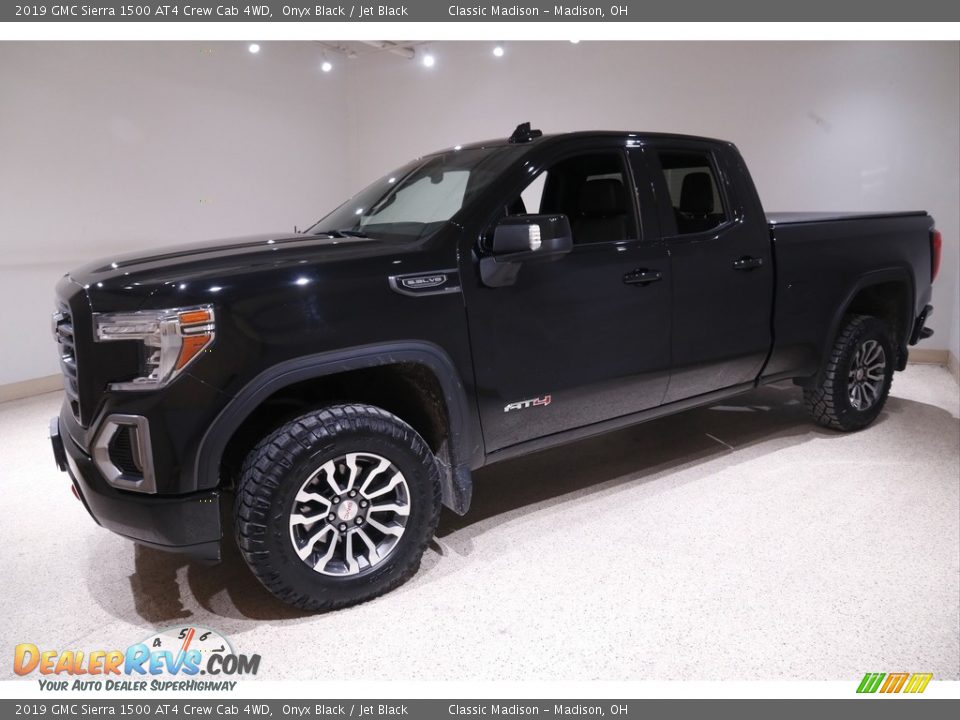 Front 3/4 View of 2019 GMC Sierra 1500 AT4 Crew Cab 4WD Photo #3