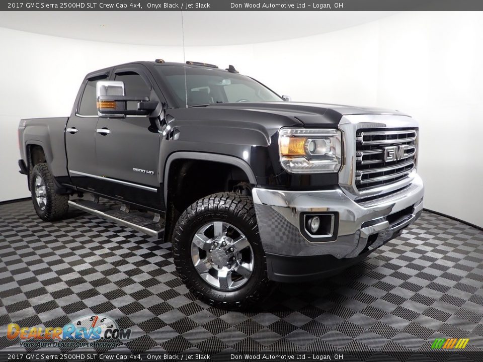 Front 3/4 View of 2017 GMC Sierra 2500HD SLT Crew Cab 4x4 Photo #5