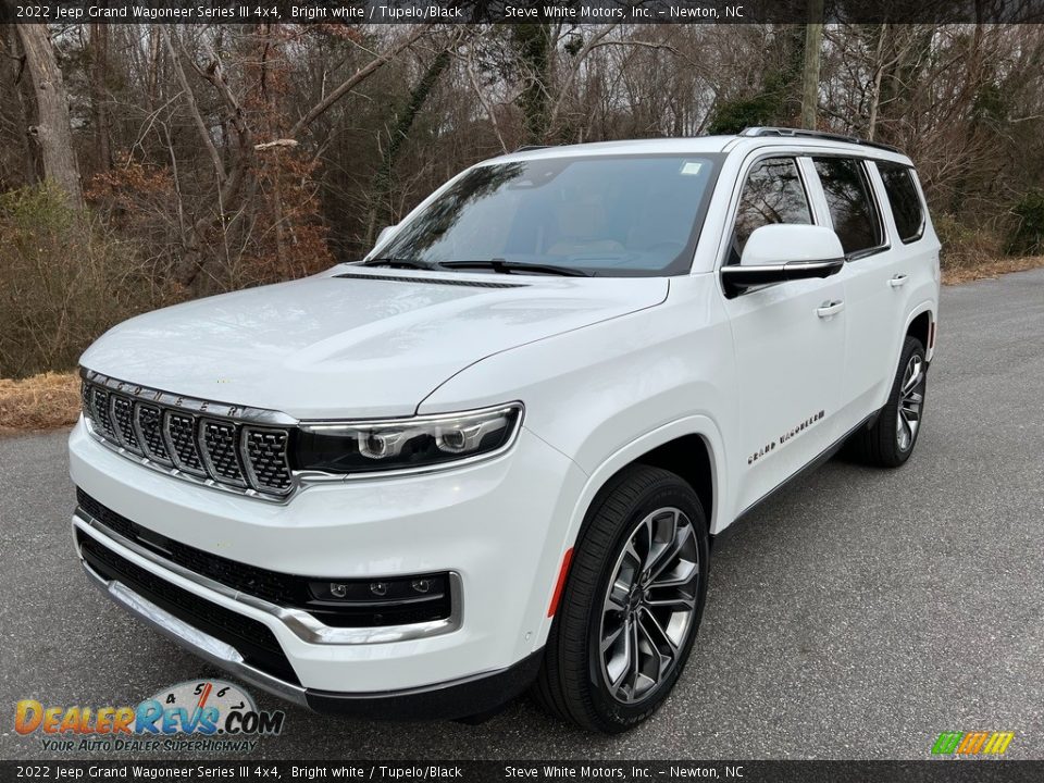 Front 3/4 View of 2022 Jeep Grand Wagoneer Series III 4x4 Photo #2