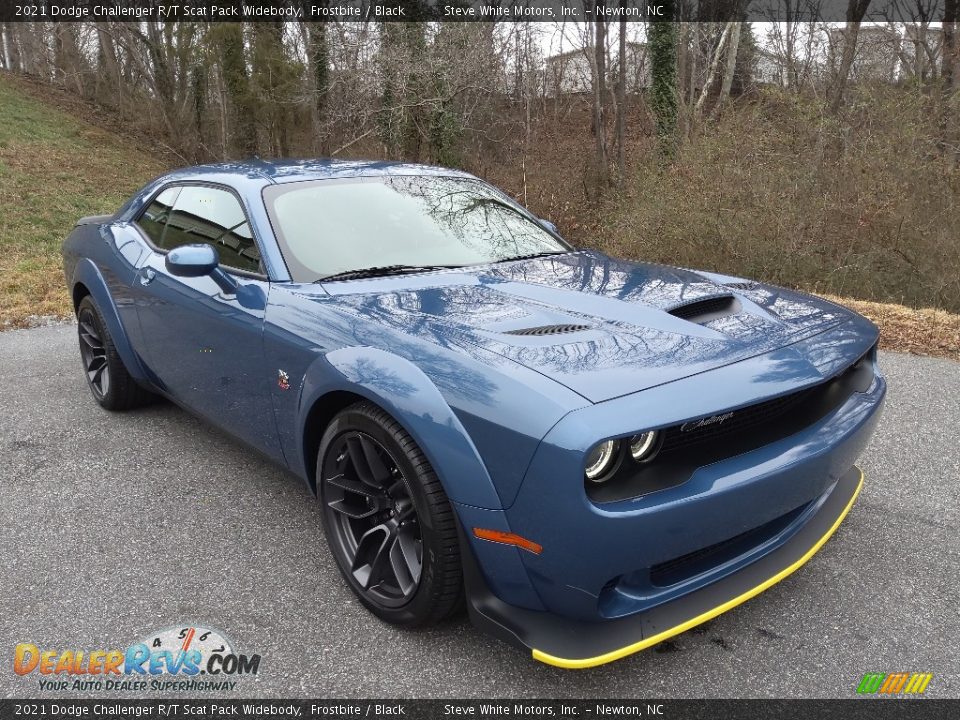 Front 3/4 View of 2021 Dodge Challenger R/T Scat Pack Widebody Photo #4