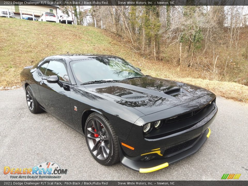 Front 3/4 View of 2021 Dodge Challenger R/T Scat Pack Photo #4