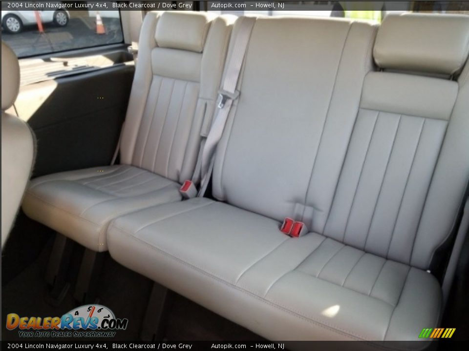 2004 Lincoln Navigator Luxury 4x4 Black Clearcoat / Dove Grey Photo #10
