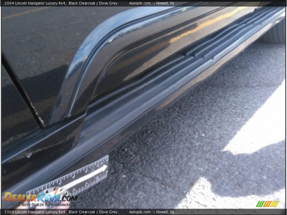 2004 Lincoln Navigator Luxury 4x4 Black Clearcoat / Dove Grey Photo #21