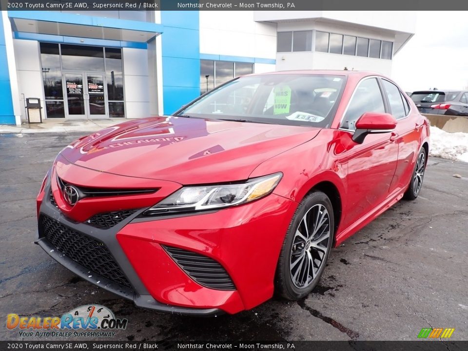 Front 3/4 View of 2020 Toyota Camry SE AWD Photo #2