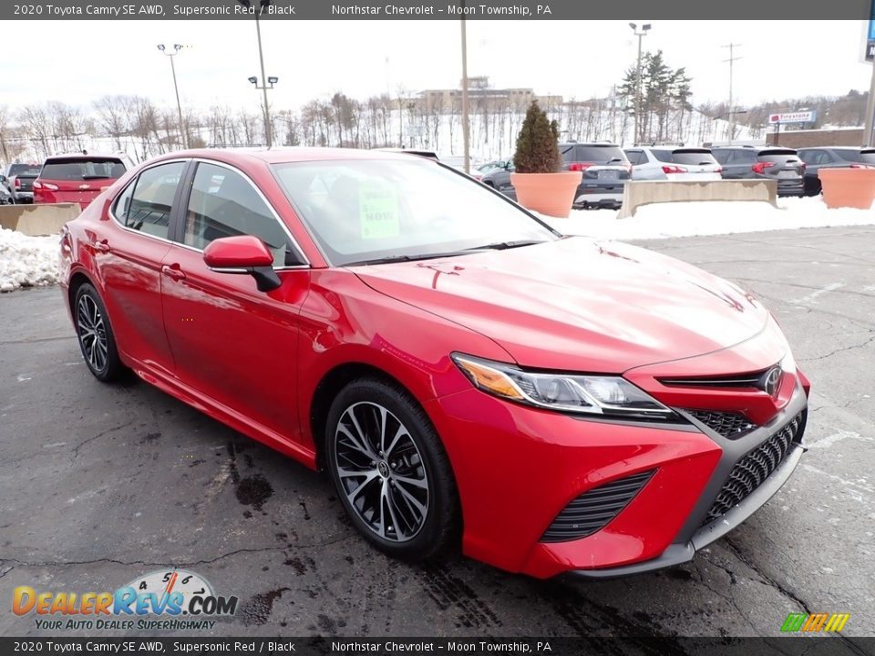 Front 3/4 View of 2020 Toyota Camry SE AWD Photo #10