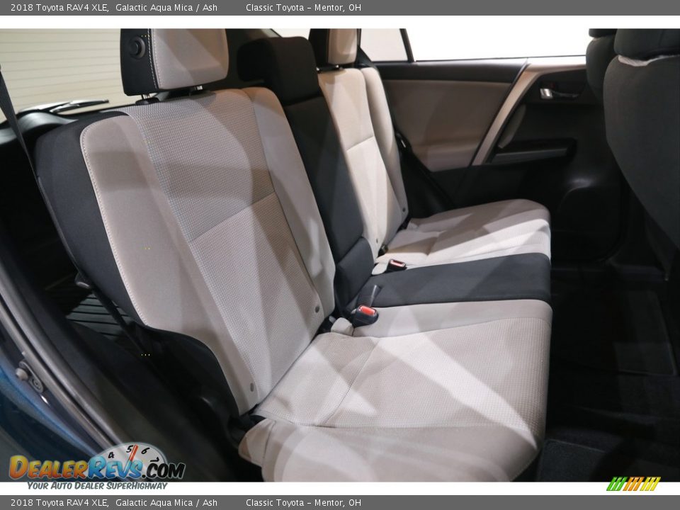 2018 Toyota RAV4 XLE Galactic Aqua Mica / Ash Photo #16