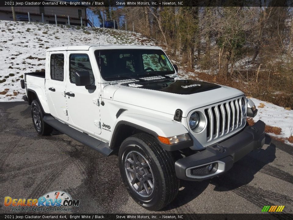 Front 3/4 View of 2021 Jeep Gladiator Overland 4x4 Photo #5