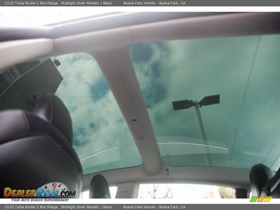 Sunroof of 2018 Tesla Model 3 Mid Range Photo #19