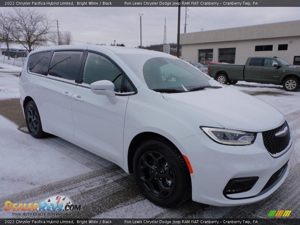 Front 3/4 View of 2022 Chrysler Pacifica Hybrid Limited Photo #3