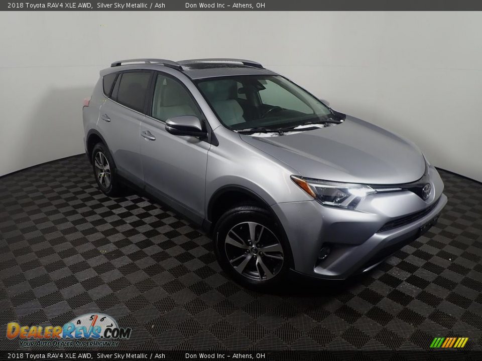 Front 3/4 View of 2018 Toyota RAV4 XLE AWD Photo #4