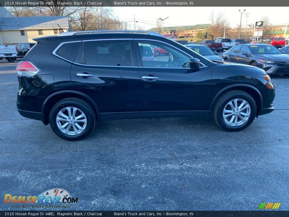 2016 Nissan Rogue SV AWD Magnetic Black / Charcoal Photo #5