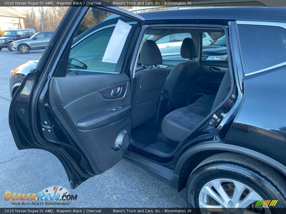 2016 Nissan Rogue SV AWD Magnetic Black / Charcoal Photo #31