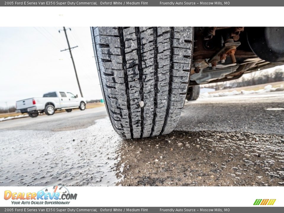 2005 Ford E Series Van E350 Super Duty Commercial Oxford White / Medium Flint Photo #17