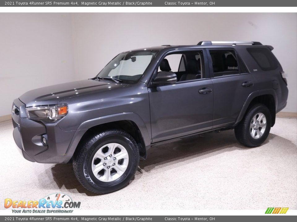 Front 3/4 View of 2021 Toyota 4Runner SR5 Premium 4x4 Photo #3