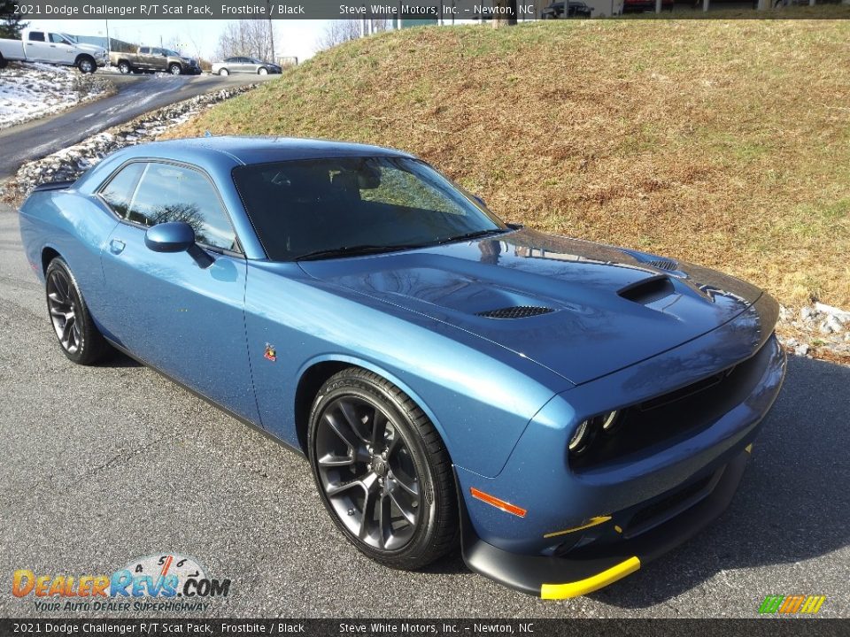 Front 3/4 View of 2021 Dodge Challenger R/T Scat Pack Photo #4