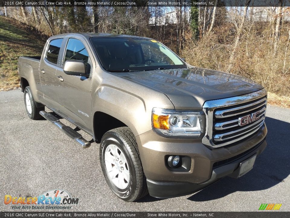 Front 3/4 View of 2016 GMC Canyon SLE Crew Cab 4x4 Photo #4