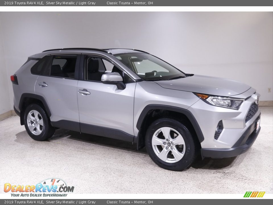 2019 Toyota RAV4 XLE Silver Sky Metallic / Light Gray Photo #1