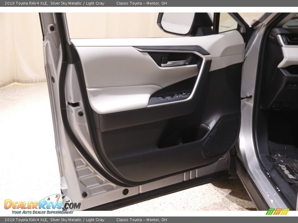 2019 Toyota RAV4 XLE Silver Sky Metallic / Light Gray Photo #4