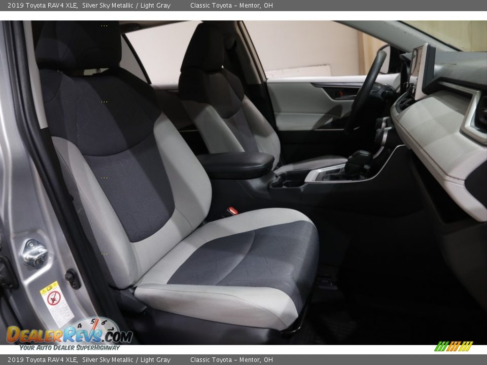 2019 Toyota RAV4 XLE Silver Sky Metallic / Light Gray Photo #15