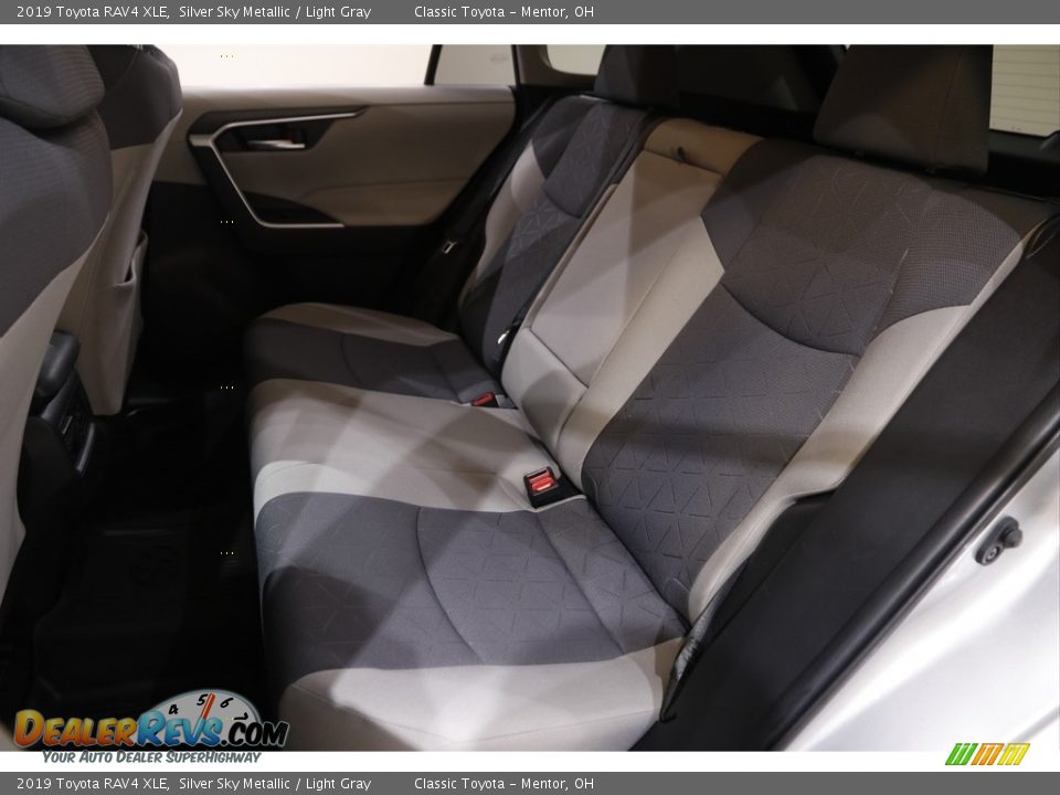 2019 Toyota RAV4 XLE Silver Sky Metallic / Light Gray Photo #17