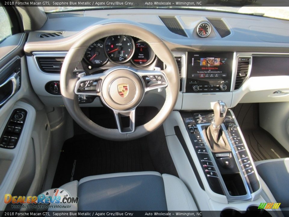 Dashboard of 2018 Porsche Macan GTS Photo #15