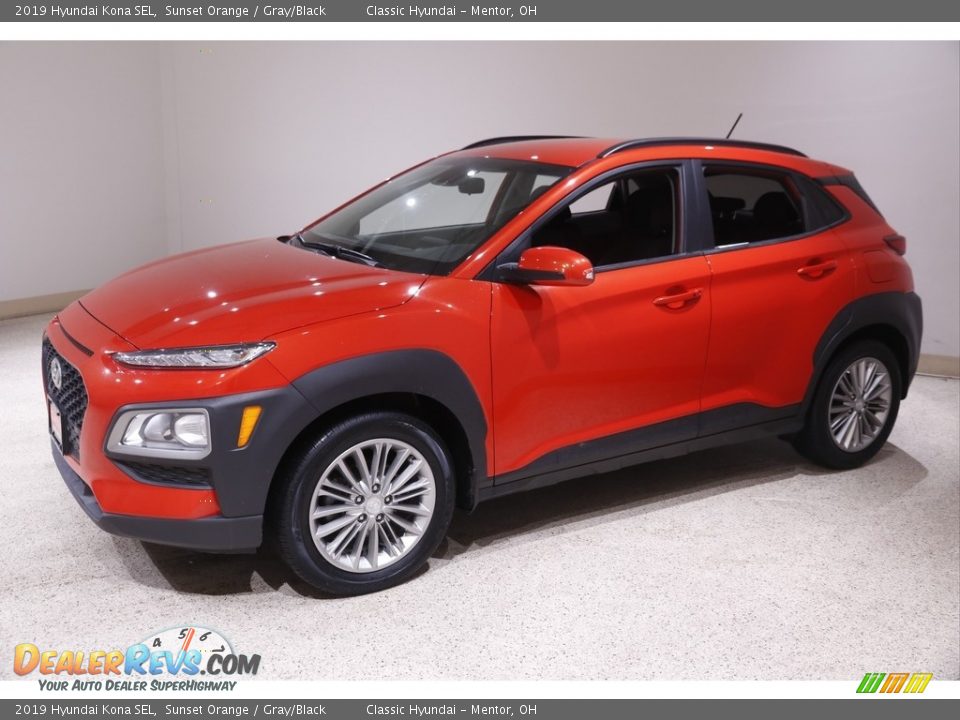 Front 3/4 View of 2019 Hyundai Kona SEL Photo #3