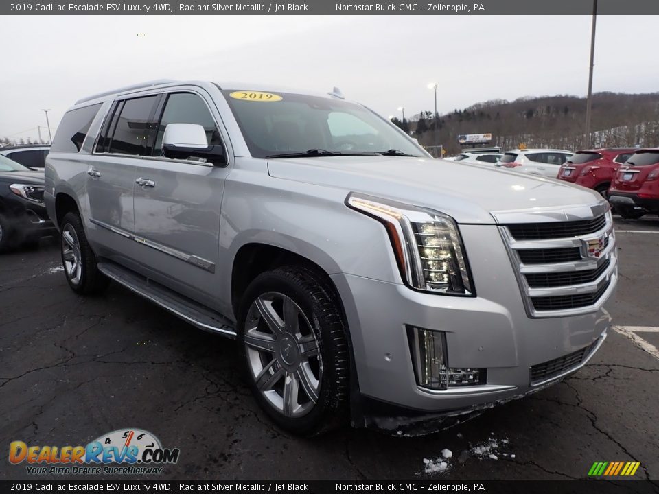Front 3/4 View of 2019 Cadillac Escalade ESV Luxury 4WD Photo #4