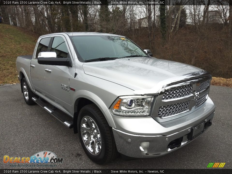 Front 3/4 View of 2016 Ram 1500 Laramie Crew Cab 4x4 Photo #4