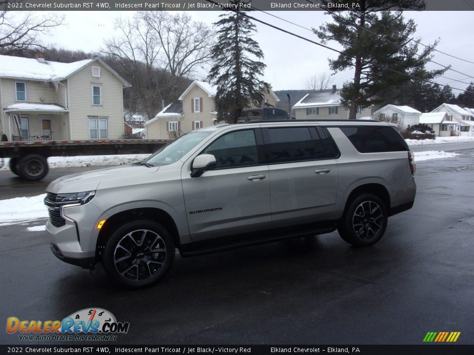 Front 3/4 View of 2022 Chevrolet Suburban RST 4WD Photo #7