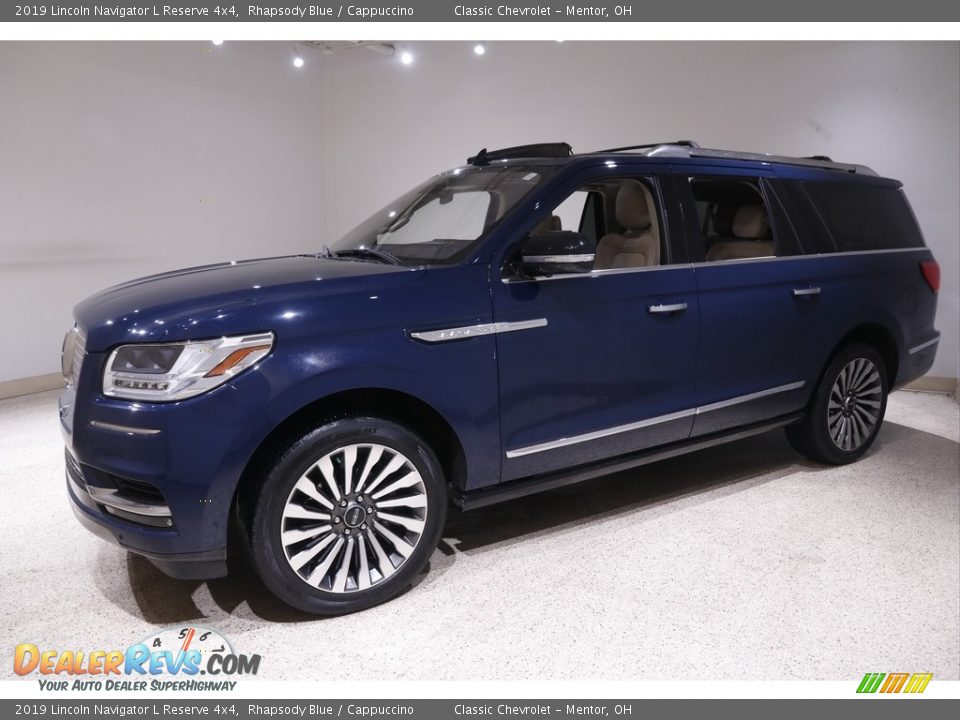 Front 3/4 View of 2019 Lincoln Navigator L Reserve 4x4 Photo #3
