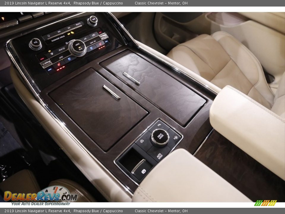 Controls of 2019 Lincoln Navigator L Reserve 4x4 Photo #16