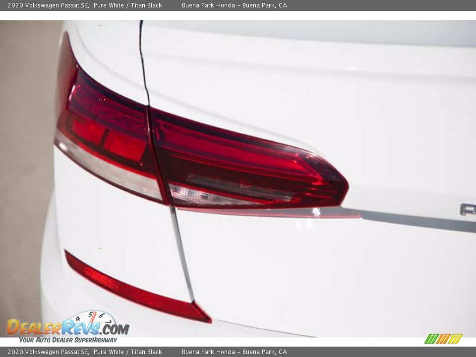 2020 Volkswagen Passat SE Pure White / Titan Black Photo #12