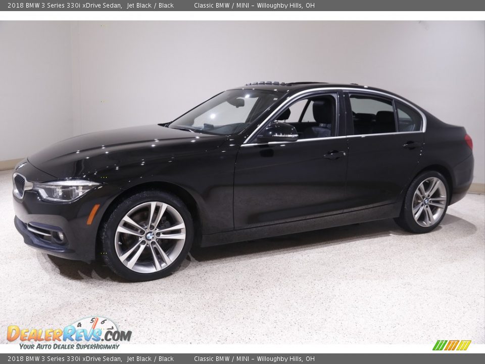 Front 3/4 View of 2018 BMW 3 Series 330i xDrive Sedan Photo #3