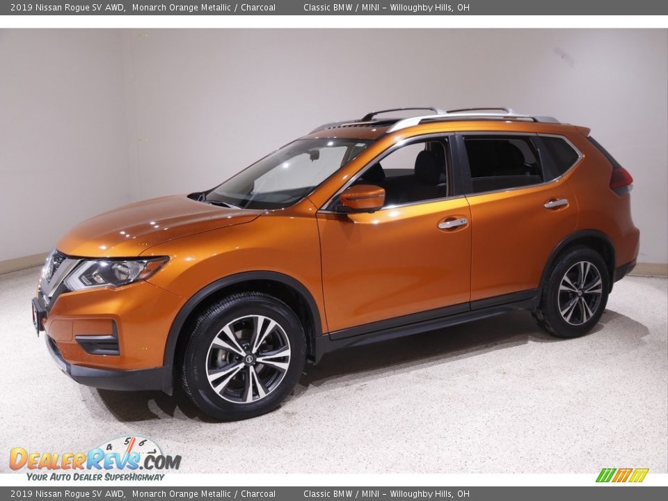 Front 3/4 View of 2019 Nissan Rogue SV AWD Photo #3