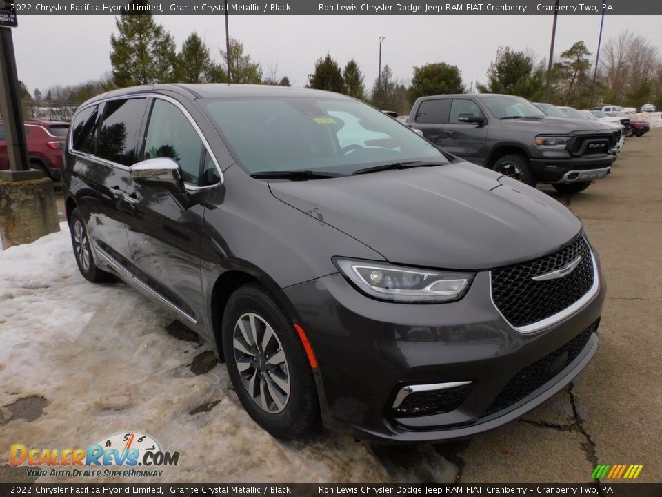 Front 3/4 View of 2022 Chrysler Pacifica Hybrid Limited Photo #3