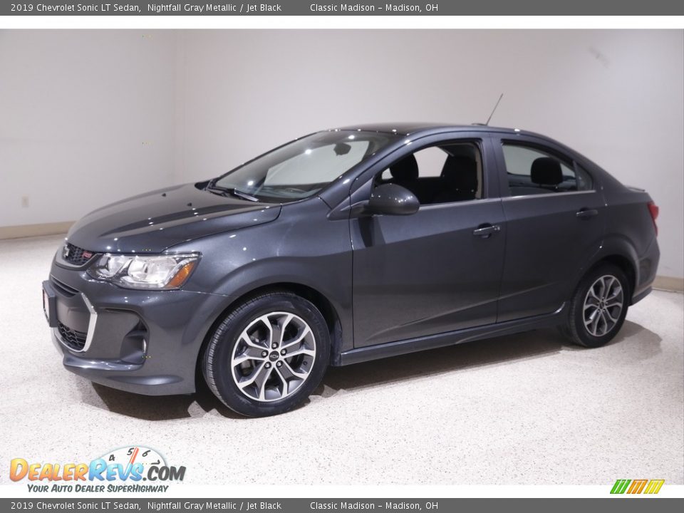 Front 3/4 View of 2019 Chevrolet Sonic LT Sedan Photo #3