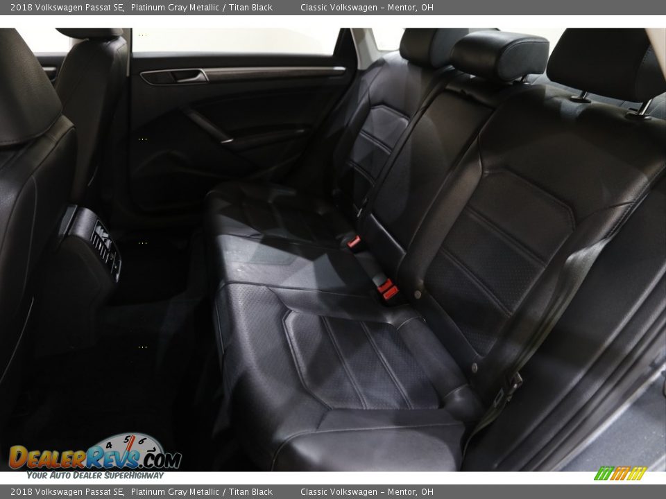 2018 Volkswagen Passat SE Platinum Gray Metallic / Titan Black Photo #15