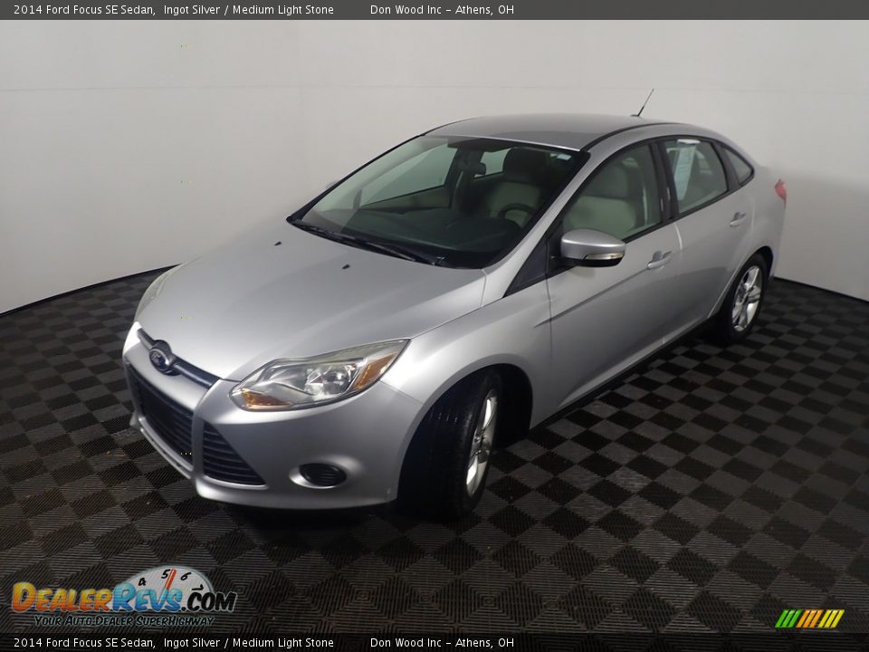 2014 Ford Focus SE Sedan Ingot Silver / Medium Light Stone Photo #8