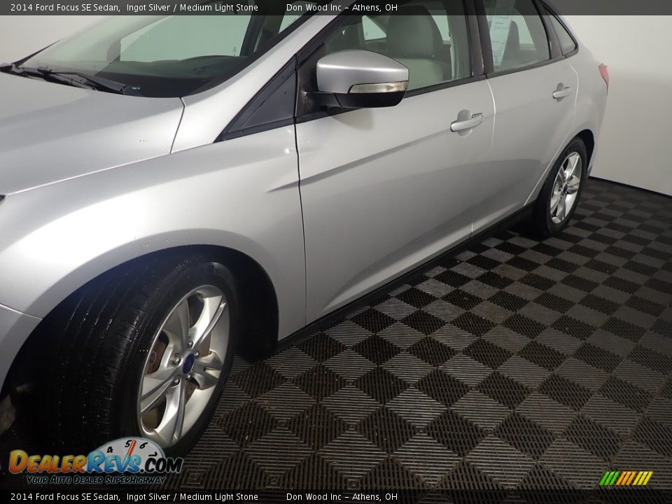 2014 Ford Focus SE Sedan Ingot Silver / Medium Light Stone Photo #9