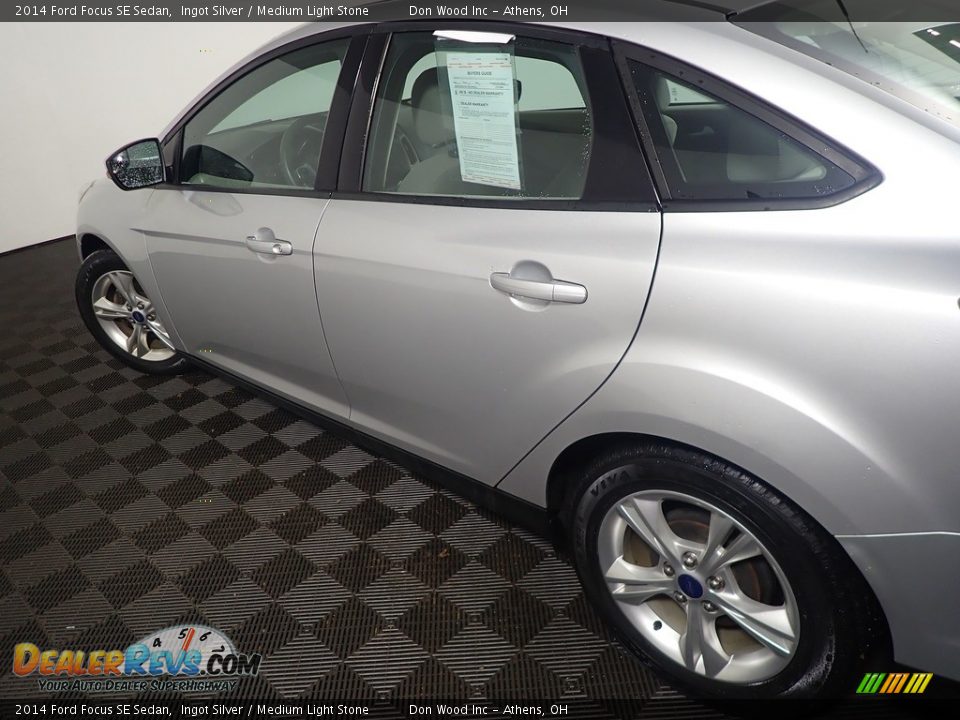 2014 Ford Focus SE Sedan Ingot Silver / Medium Light Stone Photo #17