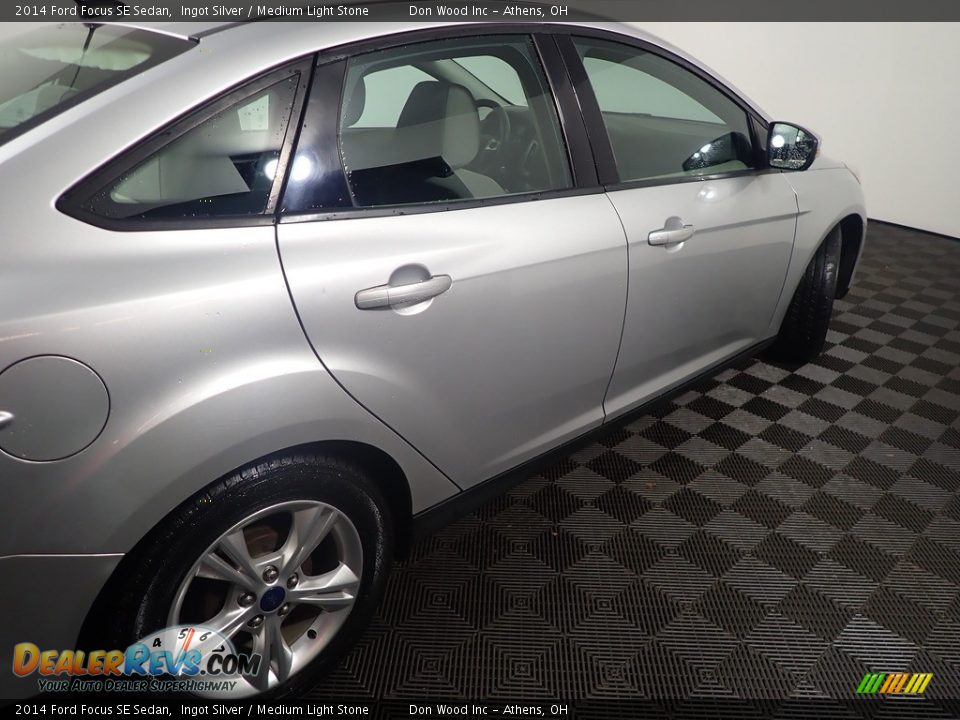 2014 Ford Focus SE Sedan Ingot Silver / Medium Light Stone Photo #18
