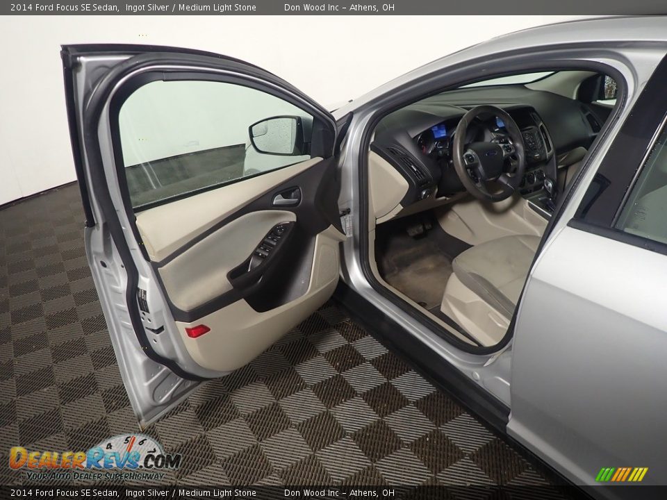 2014 Ford Focus SE Sedan Ingot Silver / Medium Light Stone Photo #19