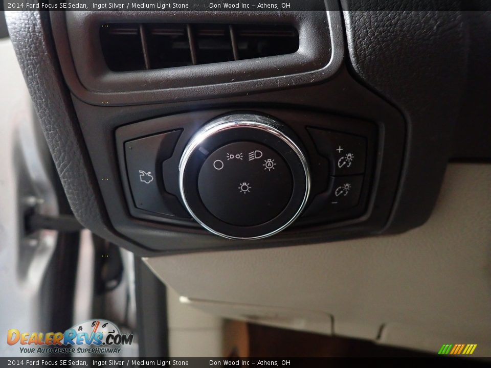 2014 Ford Focus SE Sedan Ingot Silver / Medium Light Stone Photo #30
