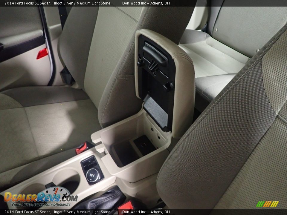 2014 Ford Focus SE Sedan Ingot Silver / Medium Light Stone Photo #32