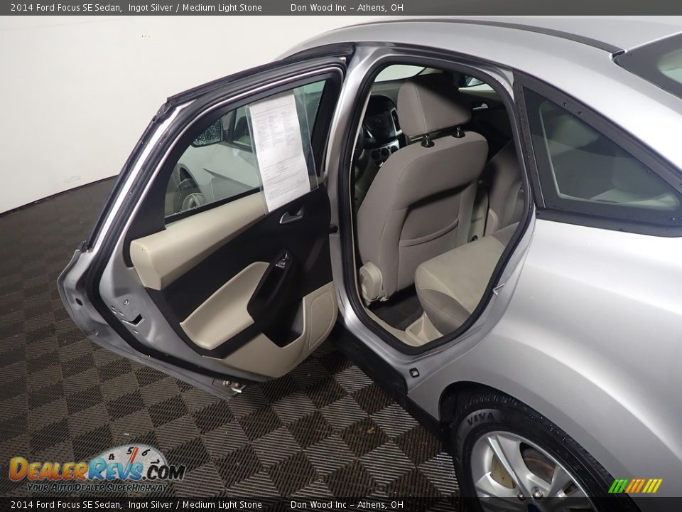 2014 Ford Focus SE Sedan Ingot Silver / Medium Light Stone Photo #33