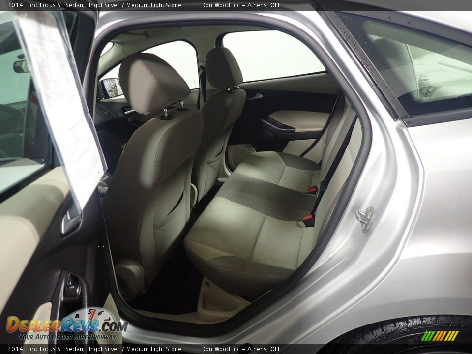 2014 Ford Focus SE Sedan Ingot Silver / Medium Light Stone Photo #34