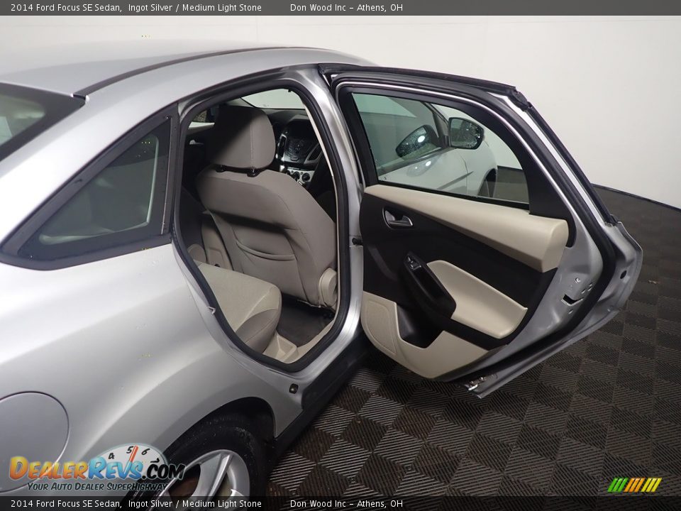 2014 Ford Focus SE Sedan Ingot Silver / Medium Light Stone Photo #35