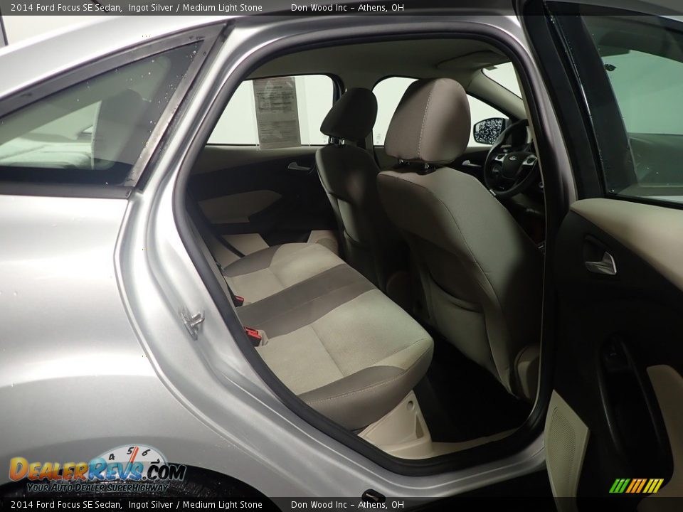 2014 Ford Focus SE Sedan Ingot Silver / Medium Light Stone Photo #36