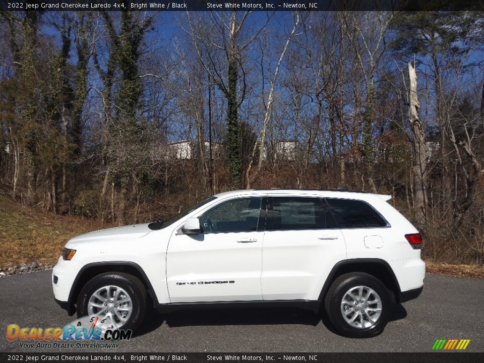 2022 Jeep Grand Cherokee Laredo 4x4 Bright White / Black Photo #1