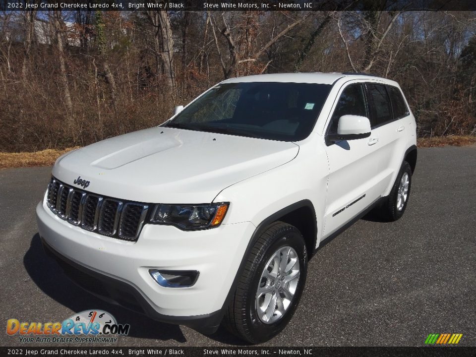 2022 Jeep Grand Cherokee Laredo 4x4 Bright White / Black Photo #2